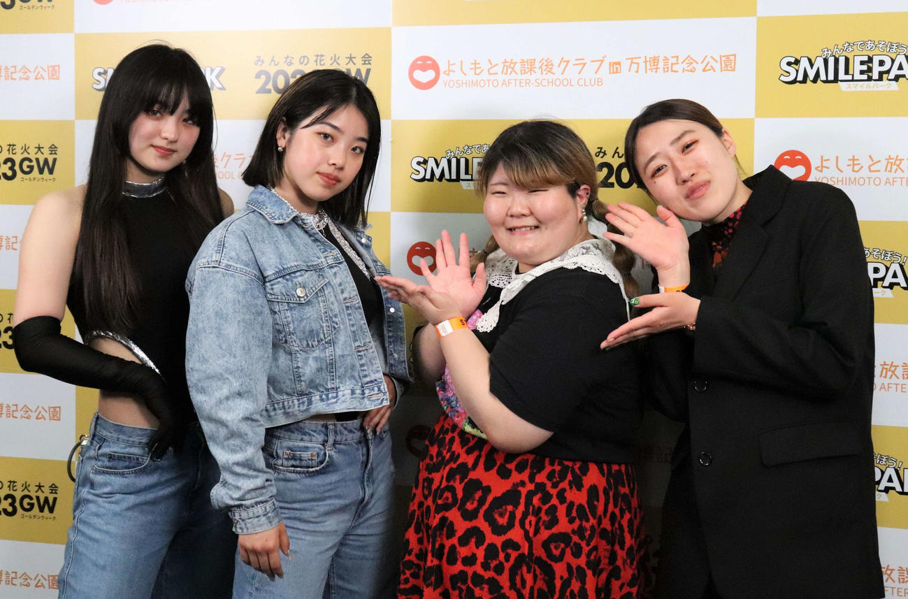 囲み取材に応じたgp studioのhina（左）juri（中央左)紫式部の廣瀬琴美（中央右）と山下ほまり（右）（撮影・中島麗）