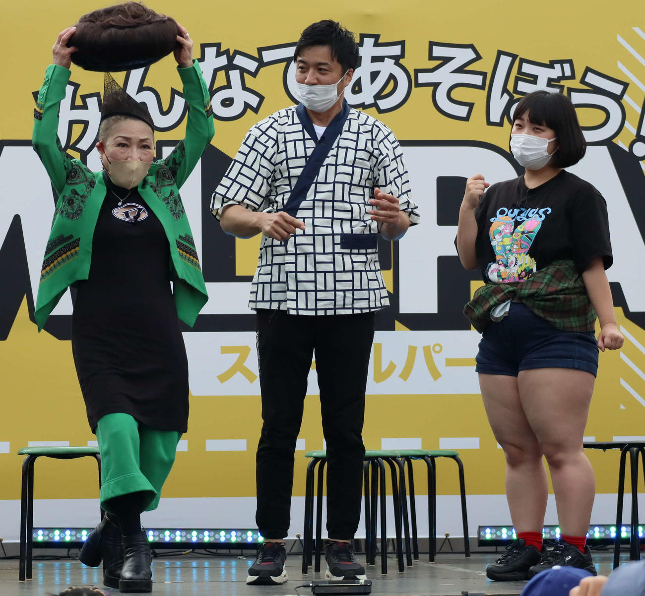 万博記念公園で行われた「よしもと放課後クラブin万博記念公園」に出演した、左から吉本新喜劇の末成映薫、大島和久、重谷ほたる（撮影・村松万里子）
