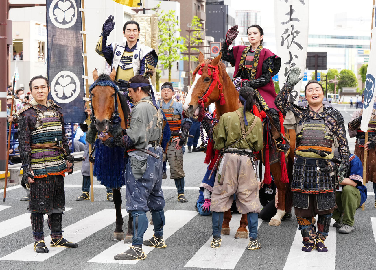 浜松まつりでの家康公騎馬武者行列で写真に納まる徳川家康役の松本潤（中央左）ら。同右は井伊直政役の板垣李光人、右端は平岩親吉役の岡部大、左端は夏目広次役の甲本雅裕（撮影・江口和貴）
