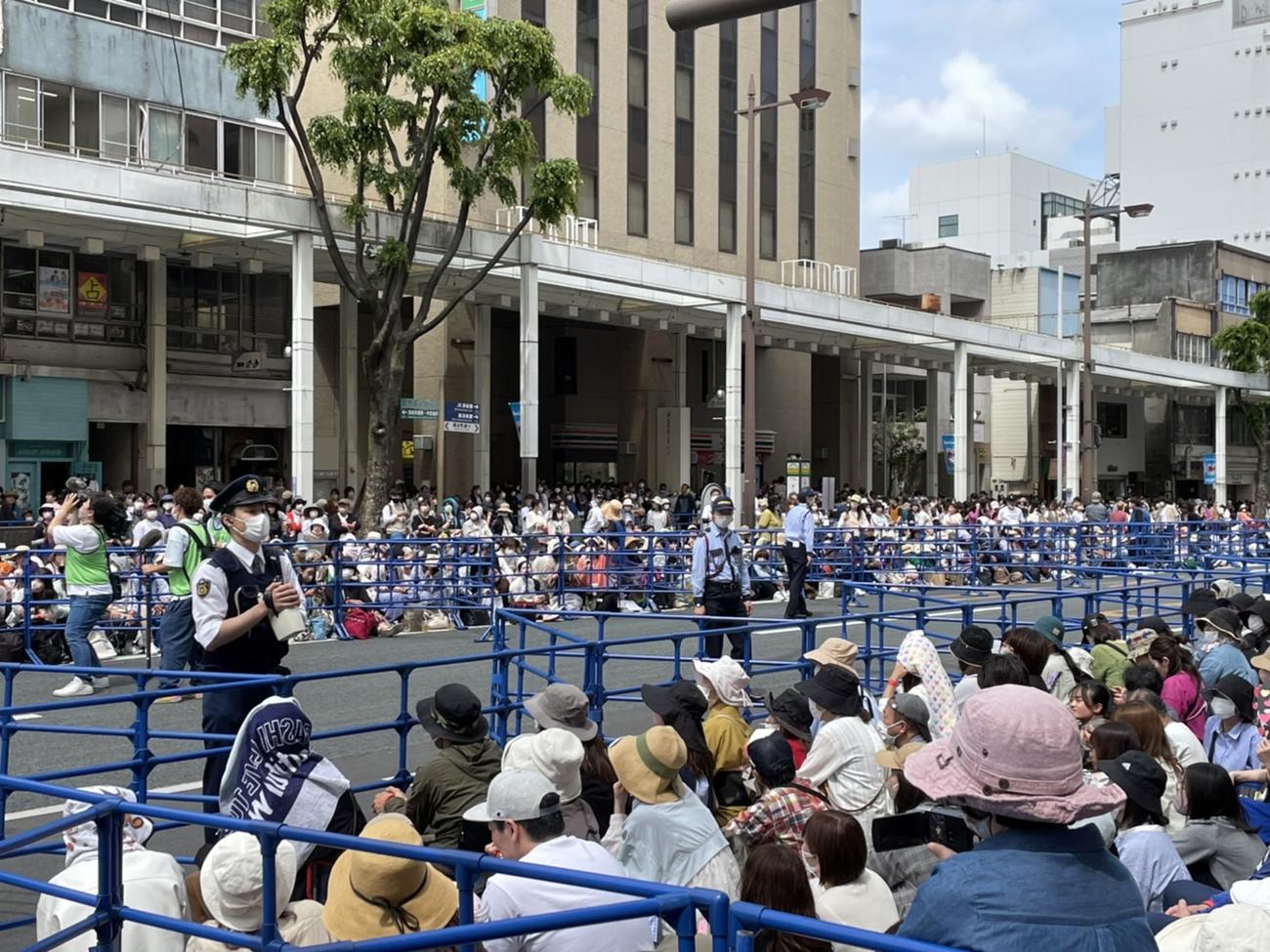 松本潤らが参加する「浜松まつり」のイベント「家康公騎馬武者行列」には開始数時間前から多くの人々が集まり、警察が規制を行った（撮影・横山慧）