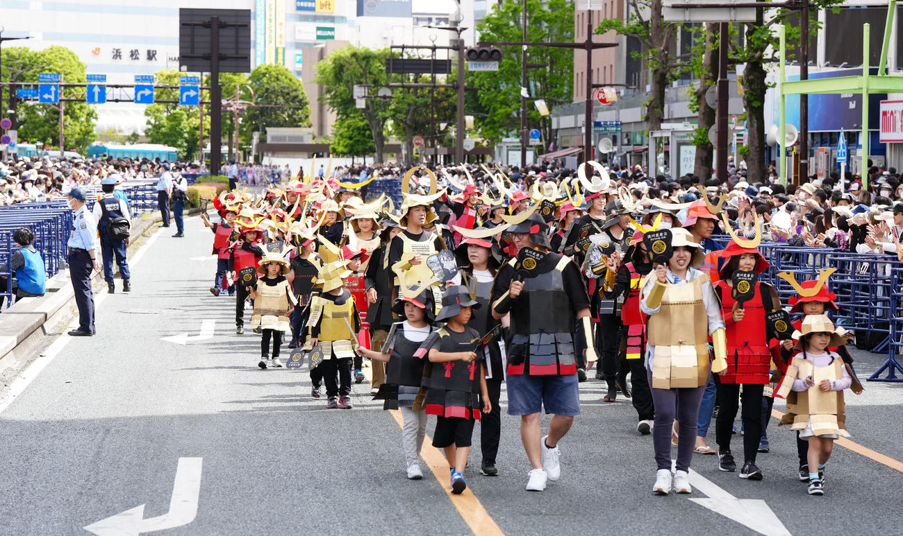 浜松まつりで段ボール甲冑（かっちゅう）武者行列を行う人たち（撮影・江口和貴）