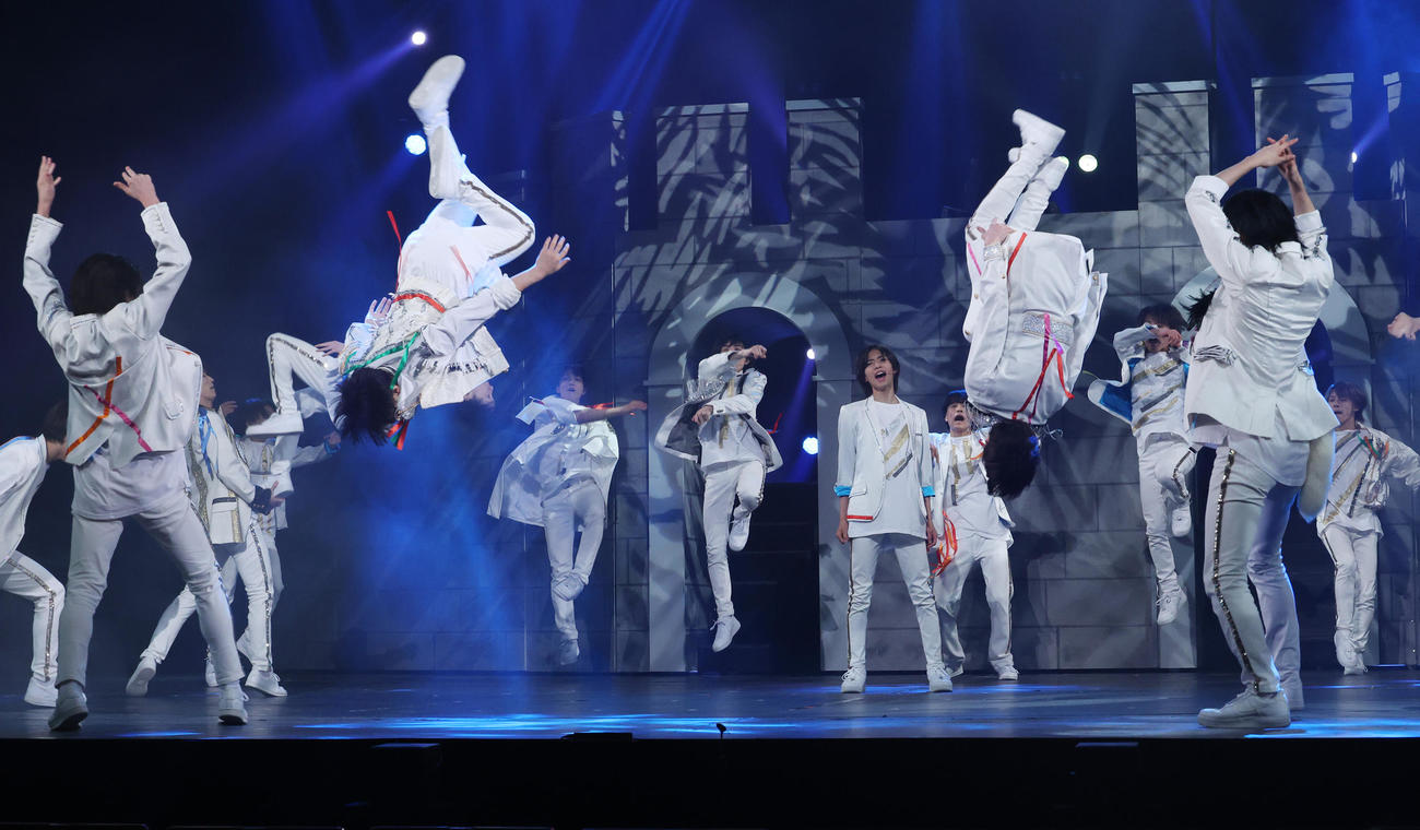 舞台「俺たちのBANG！！！」で熱演する少年忍者（撮影・中島郁夫）