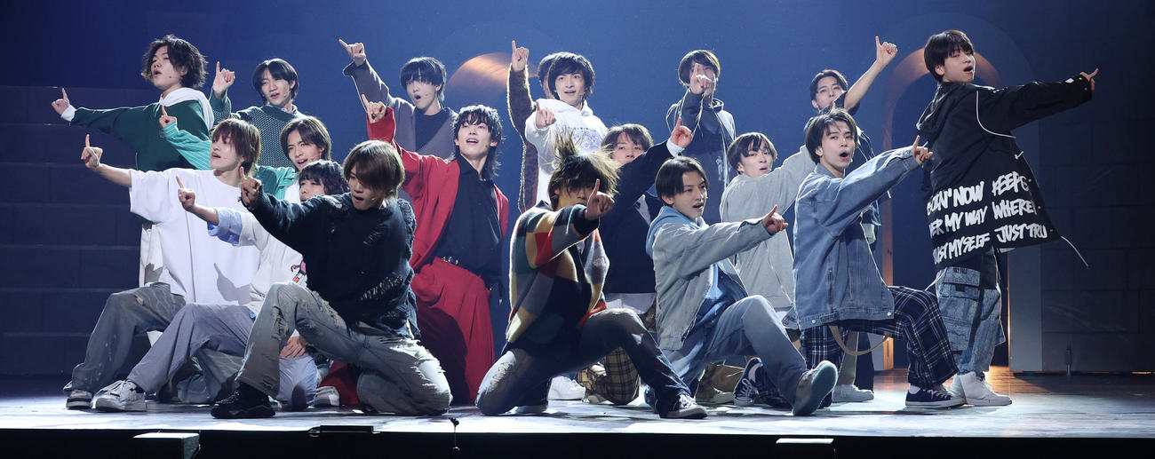 舞台「俺たちのBANG！！！」で熱演する少年忍者（撮影・中島郁夫）