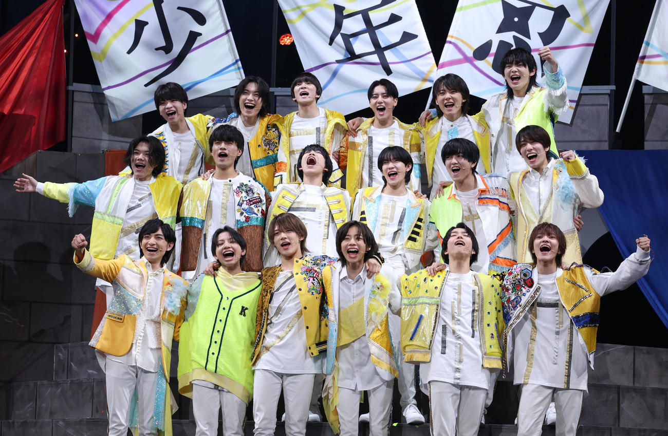 舞台「俺たちのBANG！！！」初日前会見を行った少年忍者、前列左から川崎皇輝、久保廉、黒田光輝、田村海琉、織山尚大、元木湧、中列左から瀧陽次朗、鈴木悠仁、小田将聖、川崎星輝、豊田陸人、ヴァサイェガ渉、後列左から山井飛翔、檜山光成、長瀬結星、安嶋秀生、稲葉通陽、内村颯太（撮影・中島郁夫）