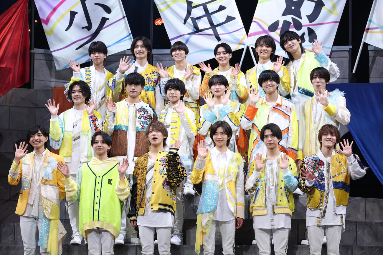 舞台「俺たちのBANG！！！」初日前会見を行った少年忍者、前列左から川崎皇輝、久保廉、黒田光輝、田村海琉、織山尚大、元木湧、中列左から瀧陽次朗、鈴木悠仁、小田将聖、川崎星輝、豊田陸人、ヴァサイェガ渉、後列左から山井飛翔、檜山光成、長瀬結星、安嶋秀生、稲葉通陽、内村颯太（撮影・中島郁夫）