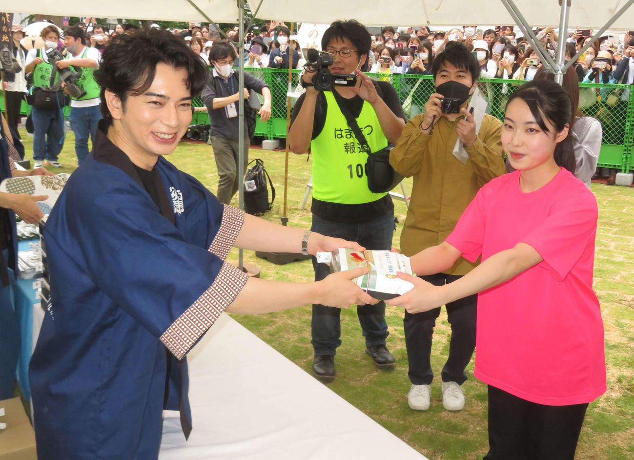 子どもたちにお弁当を手渡す松本潤（左）（撮影・横山慧）