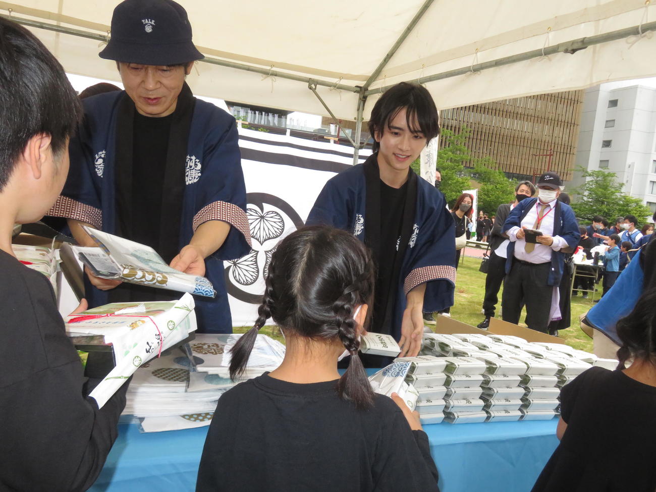 お弁当を手渡す甲本雅裕（奥左）と板垣李光人（撮影・横山慧）