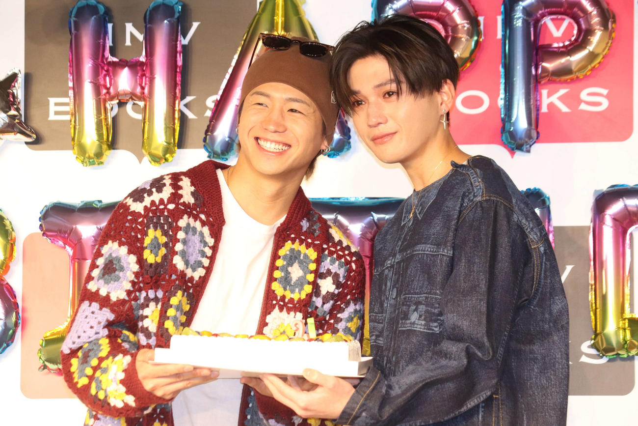 誕生日ケーキをもらい、笑顔のFANTASTICS八木勇征（右）と瀬口黎弥（撮影・加藤理沙）