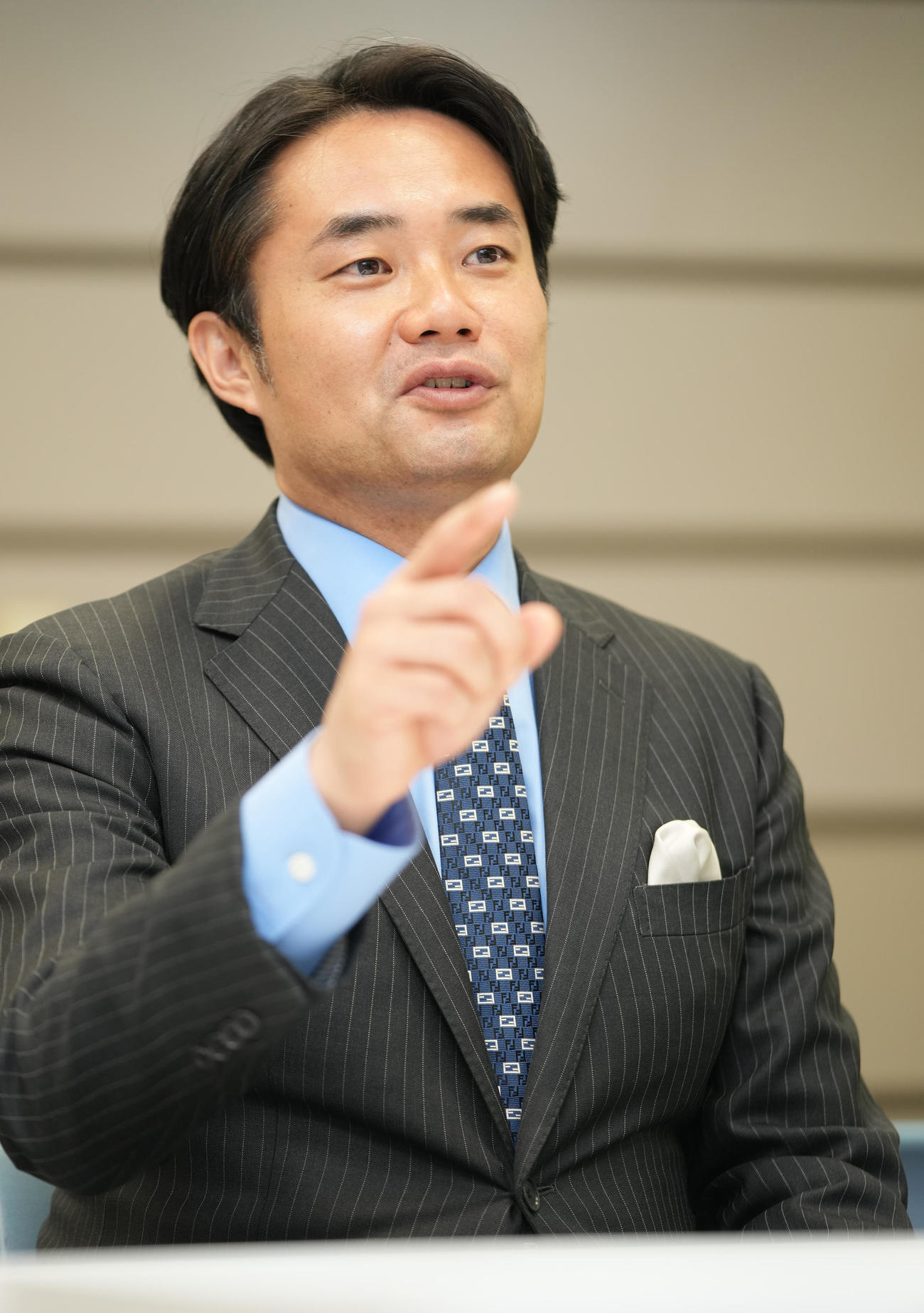 インタビューを受ける杉村太蔵氏（2021年12月撮影）