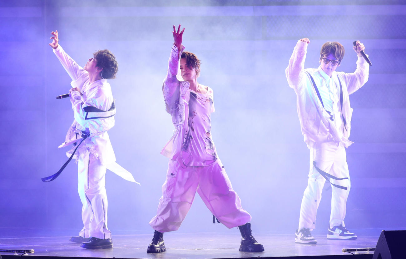 横浜アリーナライブで熱唱するKAT－TUN、左から亀梨和也、上田竜也、中丸雄一（撮影・中島郁夫）