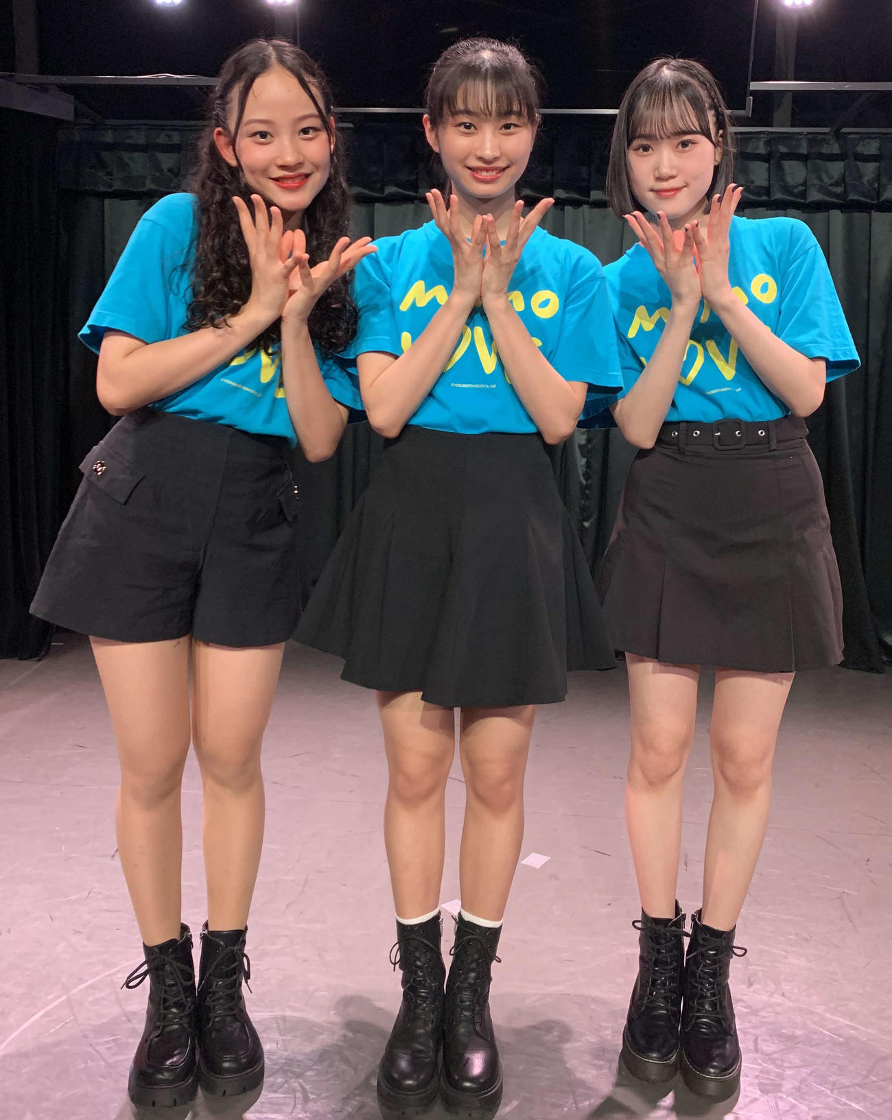 選抜メンバーによる少人数ライブ「Golden－Live」後に取材に応じた、左から少女歌劇団ミモザーヌのともだりのあ、いまもりまなか、たかはしまお（撮影・松尾幸之介）
