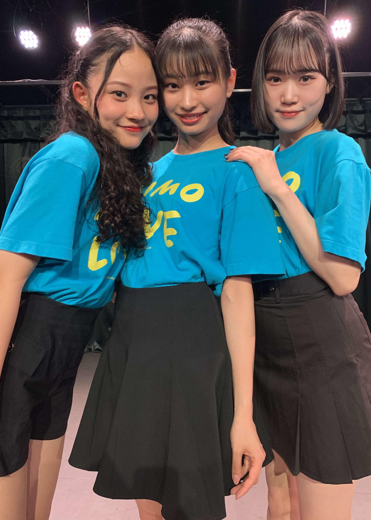 選抜メンバーによる少人数ライブ「Golden－Live」後に取材に応じた、左から少女歌劇団ミモザーヌのともだりのあ、いまもりまなか、たかはしまお（撮影・松尾幸之介）
