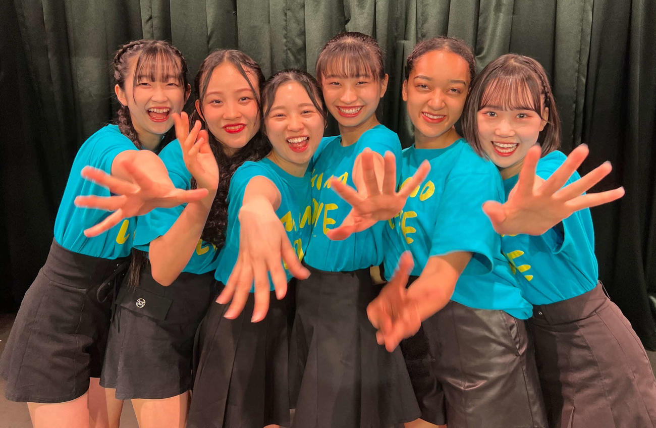 選抜メンバーによる少人数ライブ「Golden－Live」を行った、左から少女歌劇団ミモザーヌの、ちばひなの、ともだりのあ、さかもとりるは、いまもりまなか、すずきみあいムエンドワ、たかはしまお