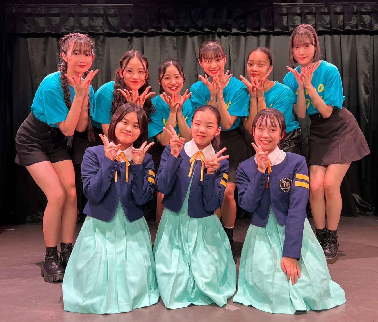 選抜メンバーによる少人数ライブ「Golden－Live」を行った、後列左から少女歌劇団ミモザーヌの、ちばひなの、ともだりのあ、さかもとりるは、いまもりまなか、すずきみあいムエンドワ、たかはしまお、前列は左から5期生のわたなべおとは、おおためい、みつふじまりん