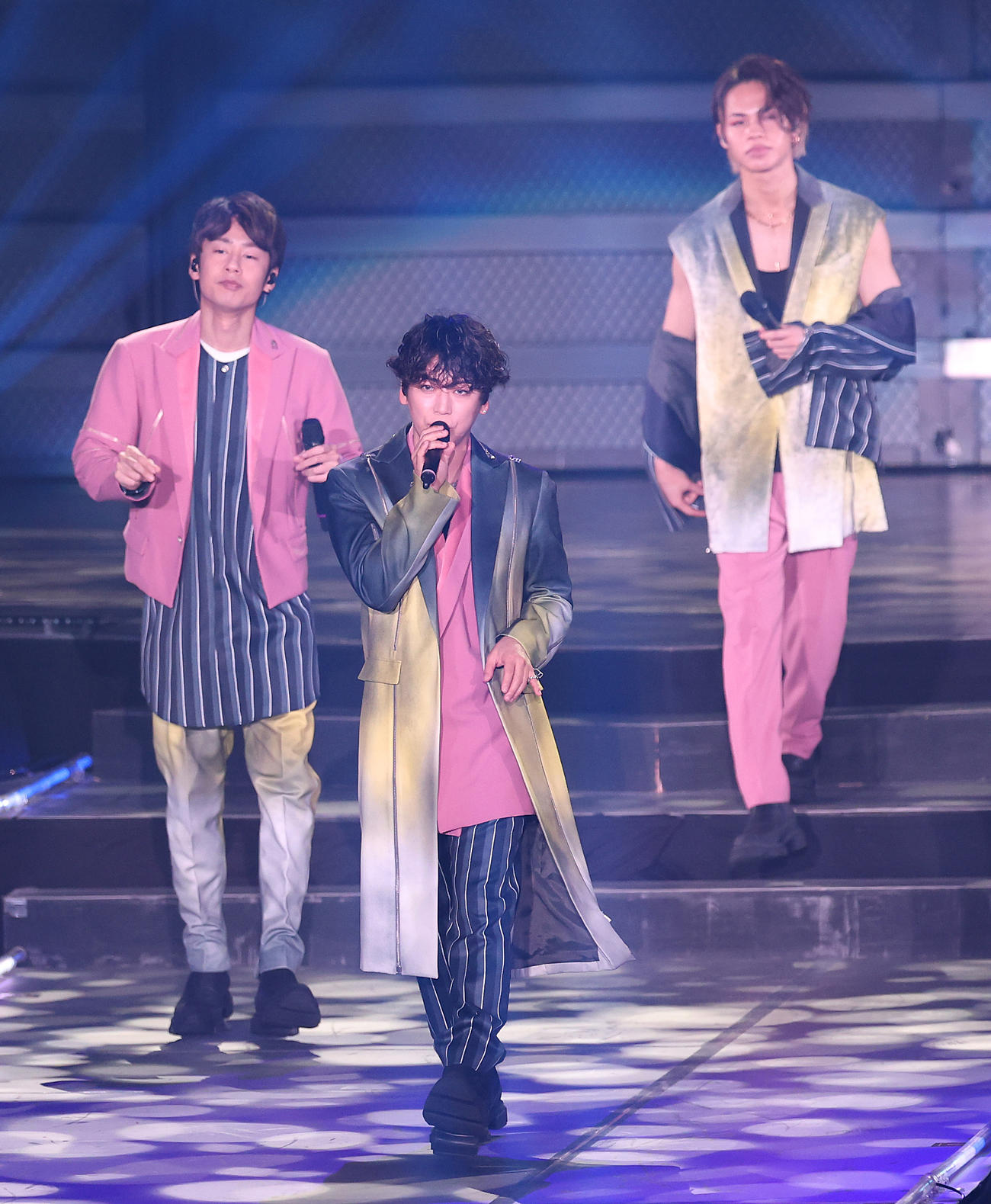 横浜アリーナライブで熱唱するKAT－TUN、左から中丸雄一、亀梨和也、上田竜也（撮影・中島郁夫）