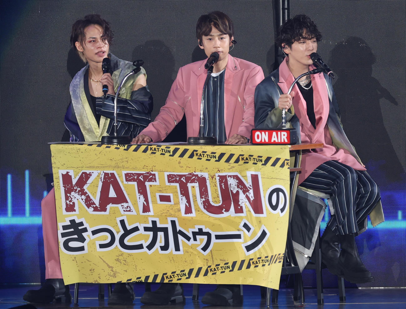 観客とトークタイムを楽しむKAT－TUNの、左から上田竜也、中丸雄一、亀梨和也（撮影・中島郁夫）