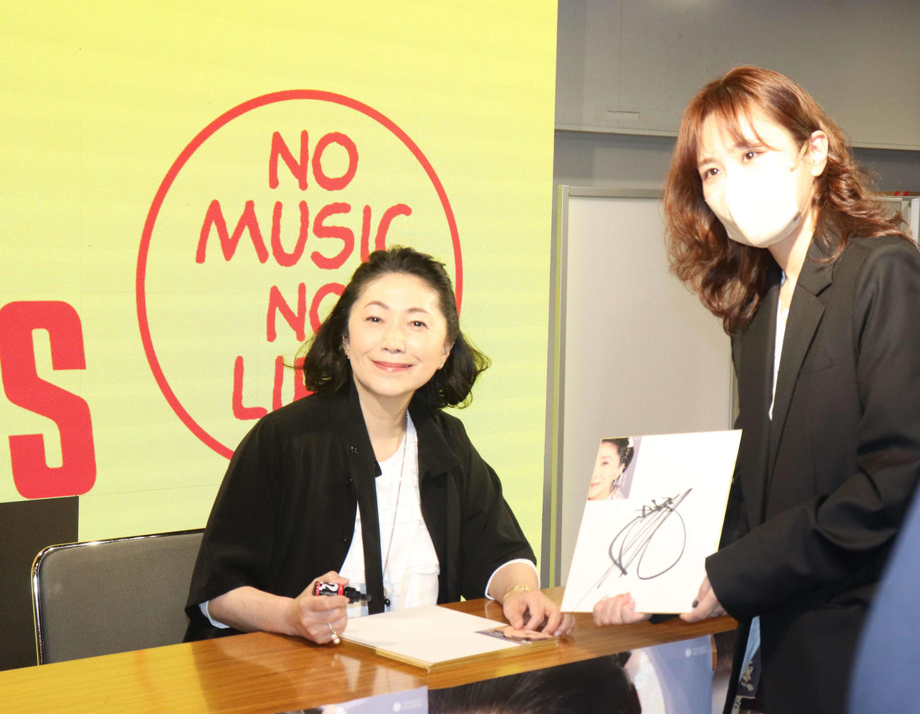 「デビュー51周年記念“さゆり祭り”約半世紀ぶりのサイン会」で女性ファンにサイン色紙を贈った石川さゆり（2023年4月23日撮影）