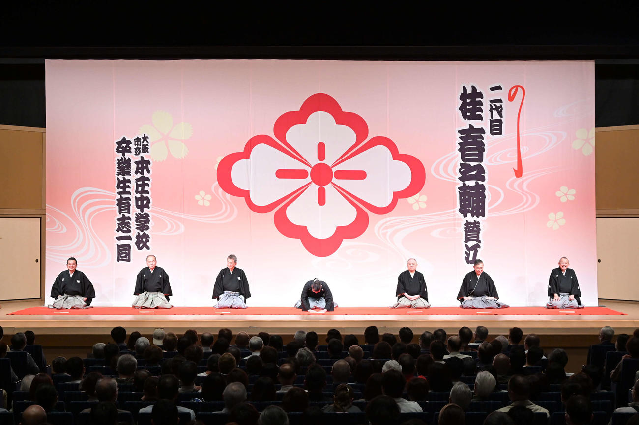 壱之輔あらため2代目春之輔襲名興行で、口上に出演した（左から）司会の桂小春団治、笑福亭仁智、4代目桂春団治、2代目桂春之輔、桂ざこば、桂文枝、笑福亭鶴瓶