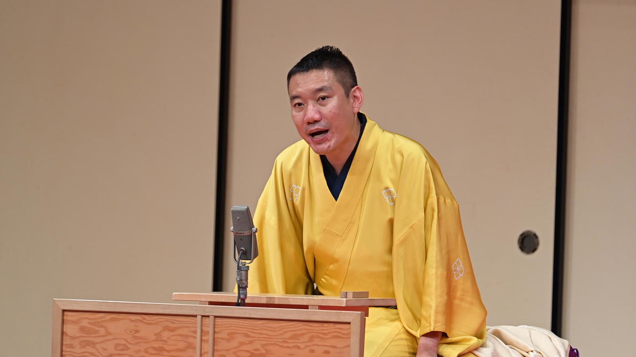 師匠の名跡を襲名し、ネタを演じる2代目桂春之輔
