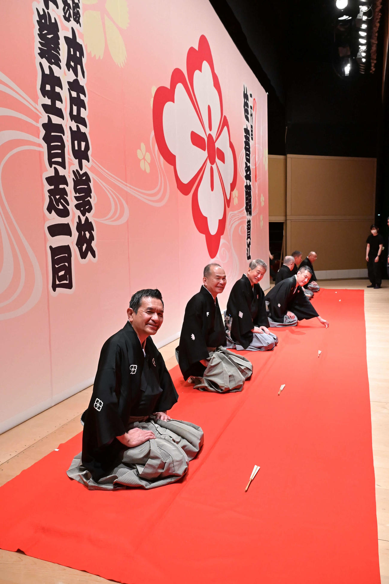 桂壱之輔あらため2代目春之輔の襲名興行の口上で司会を務めた桂小春団治（手前）ら