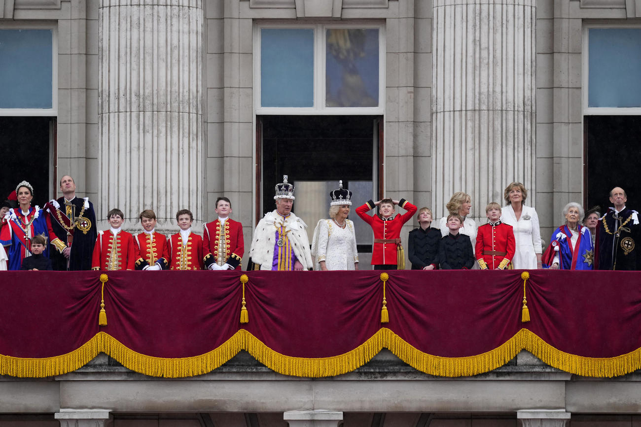 バッキンガム宮殿のバルコニーに立つ英国王チャールズ3世とカミラ王妃一家（AP)