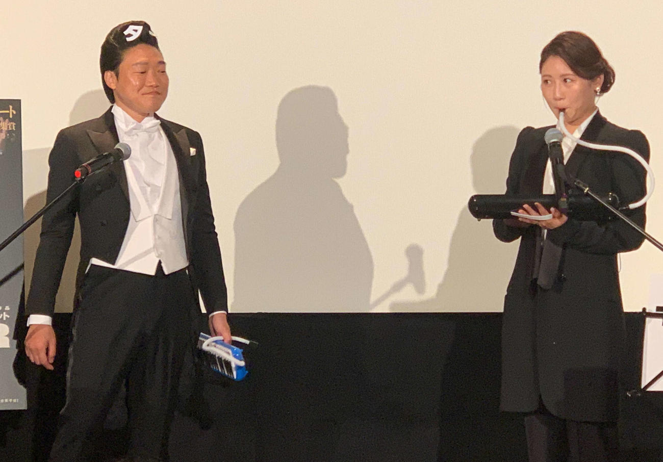 映画「TAR／ター」（5月12日公開）公開記念イベントに登壇し、音当てクイズに挑戦する、みやぞん（左）と西野未姫（撮影・松尾幸之介）