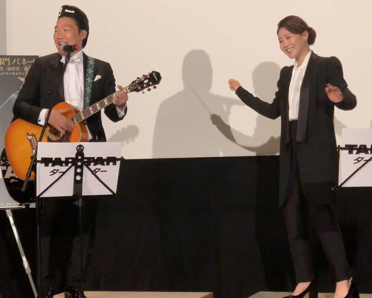 映画「TAR／ター」（5月12日公開）公開記念イベントに登壇し、即興演奏に挑戦する、みやぞん（左）と西野未姫（撮影・松尾幸之介）