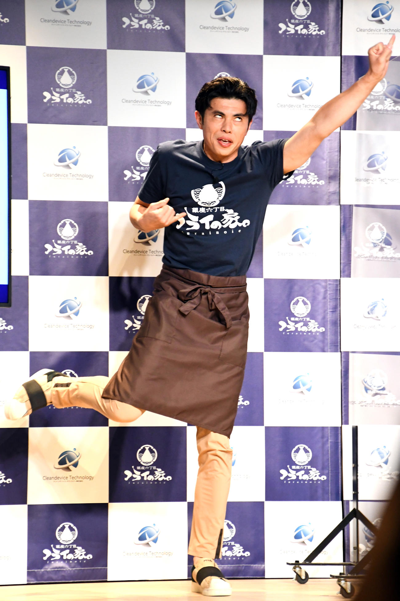得意のギャグ「おっぱっぴー！」を見せる小島よしお（2022年6月撮影）