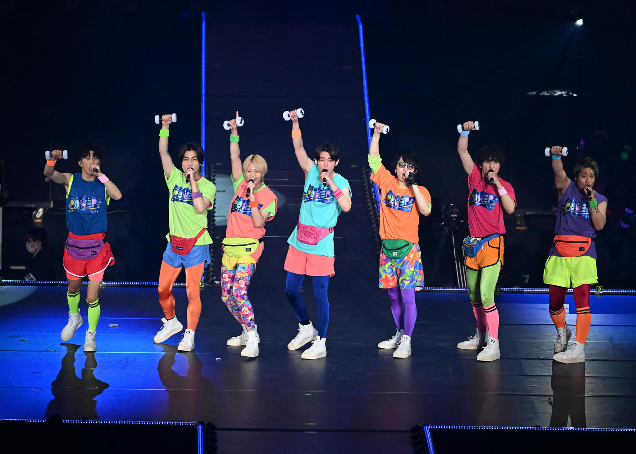 ステージを盛り上げるジャニーズWESTの、左から濱田崇裕、重岡大毅、中間淳太、小瀧望、神山智洋、藤井流星、桐山照史（撮影・石井愛子）
