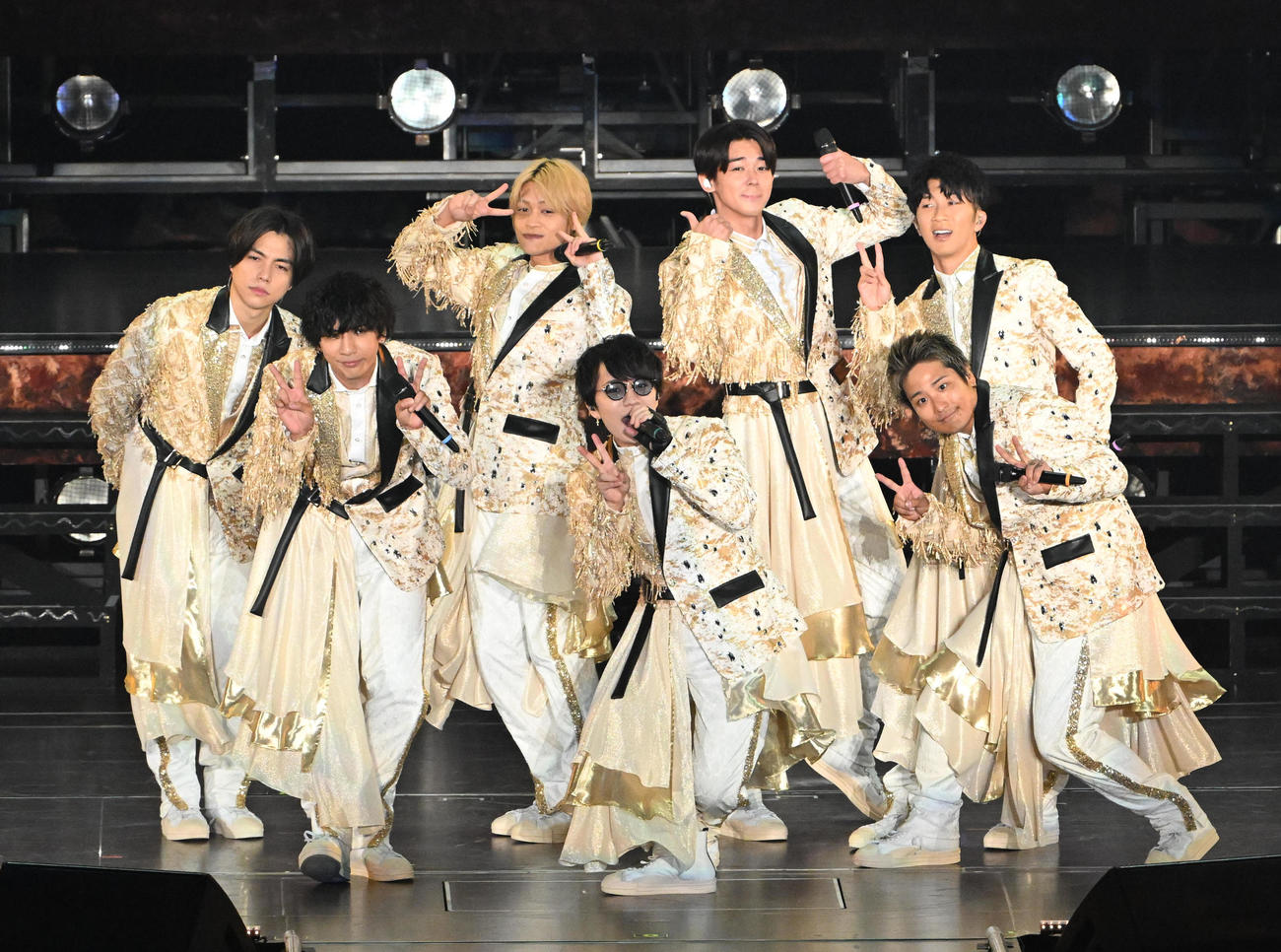 パワフルなステージを繰り広げたジャニーズWESTの、前列左から藤井流星、神山智洋、桐山照史、後列左から重岡大毅、中間淳太、小瀧望、浜田崇裕（撮影・石井愛子）
