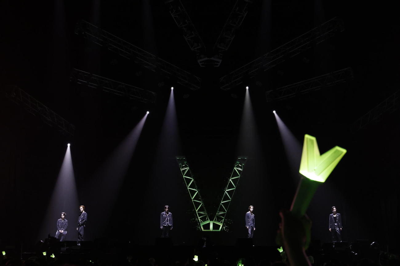 パフォーマンスするWayV（左から）クン、ヤンヤン、シャオジュン、ヘンドリー、テン