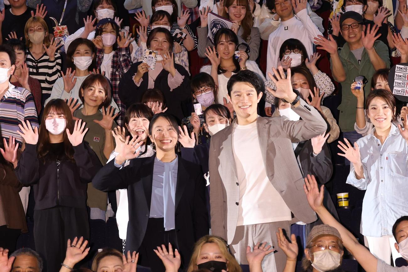 映画「TOKYO MER～走る緊急救命室～」の舞台あいさつを行った主演鈴木亮平（右）松木彩監督