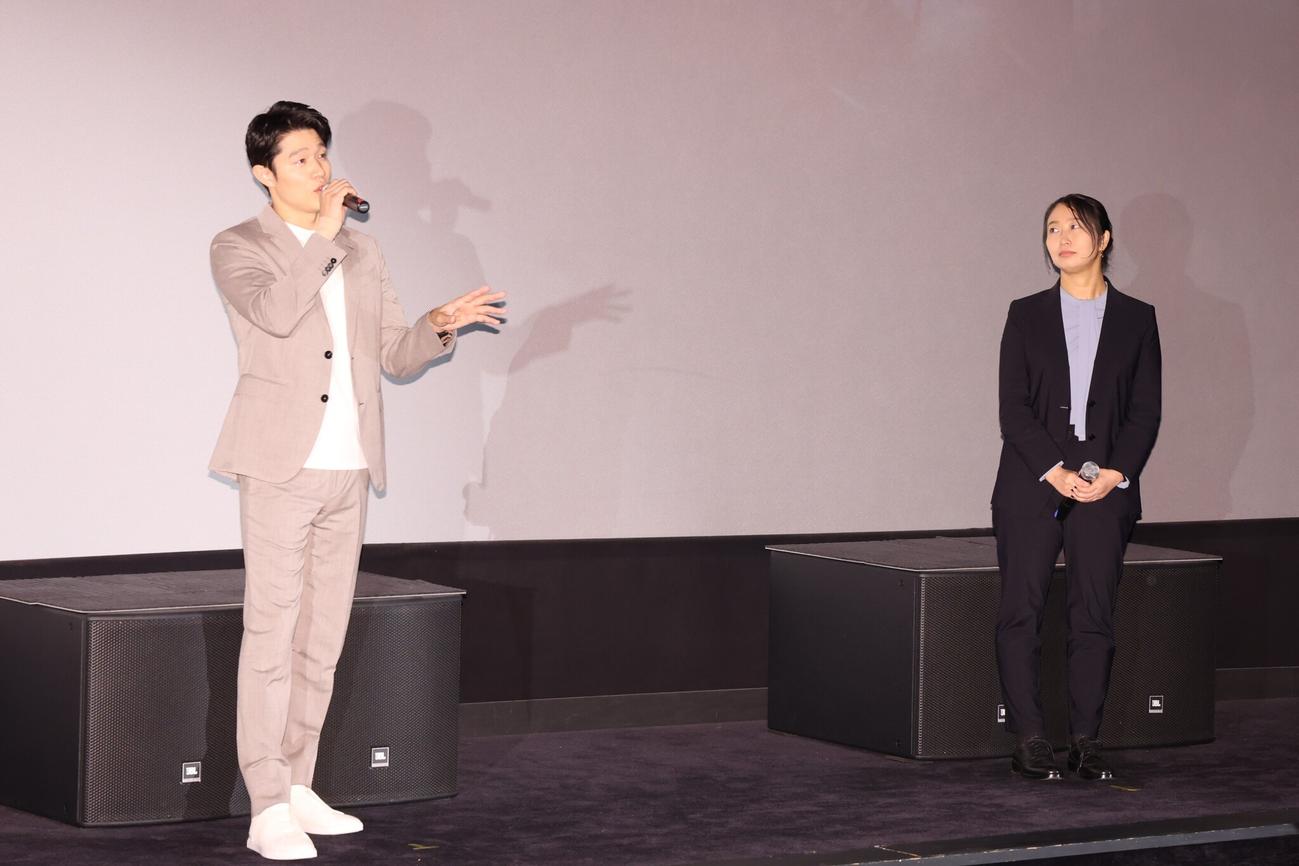映画「TOKYO MER～走る緊急救命室～」の舞台あいさつを行った主演鈴木亮平（左）松木彩監督