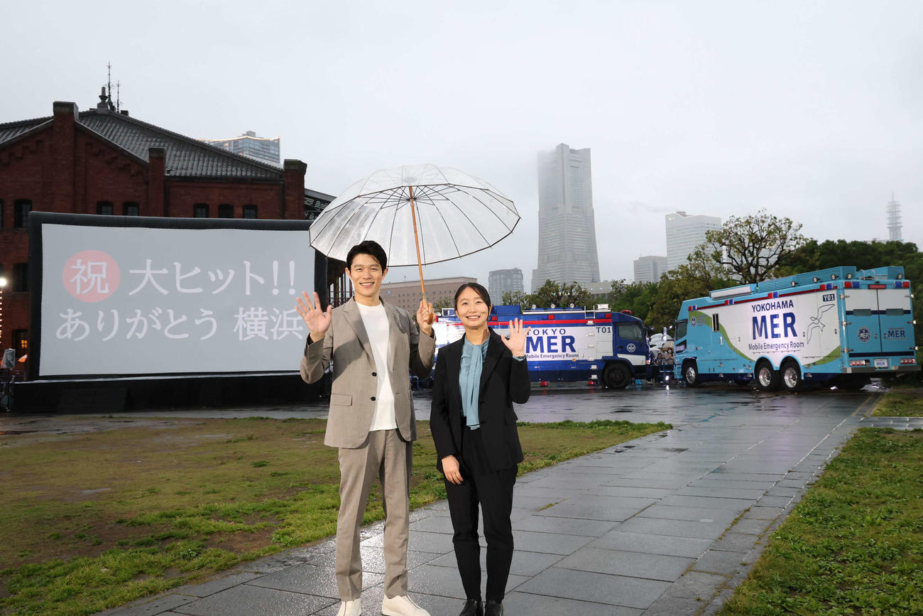 荒天のた中止となった映画「劇場版　TOKYO MER～走る緊急救命室～」の舞台・横浜での屋外上映会場で記念撮影した鈴木亮平と松木彩監督