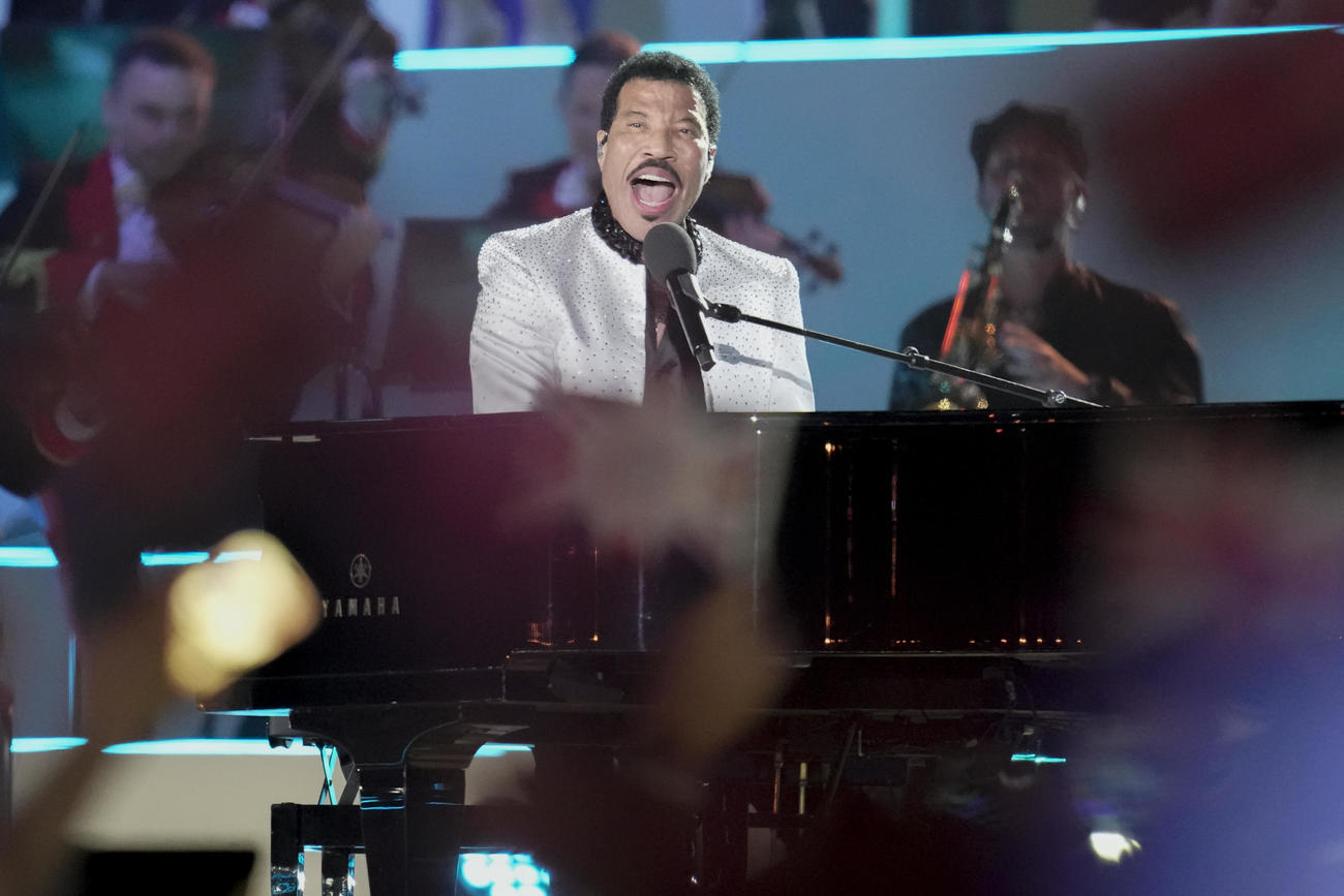 戴冠記念コンサートに出演したライオネル・リッチー（AP)