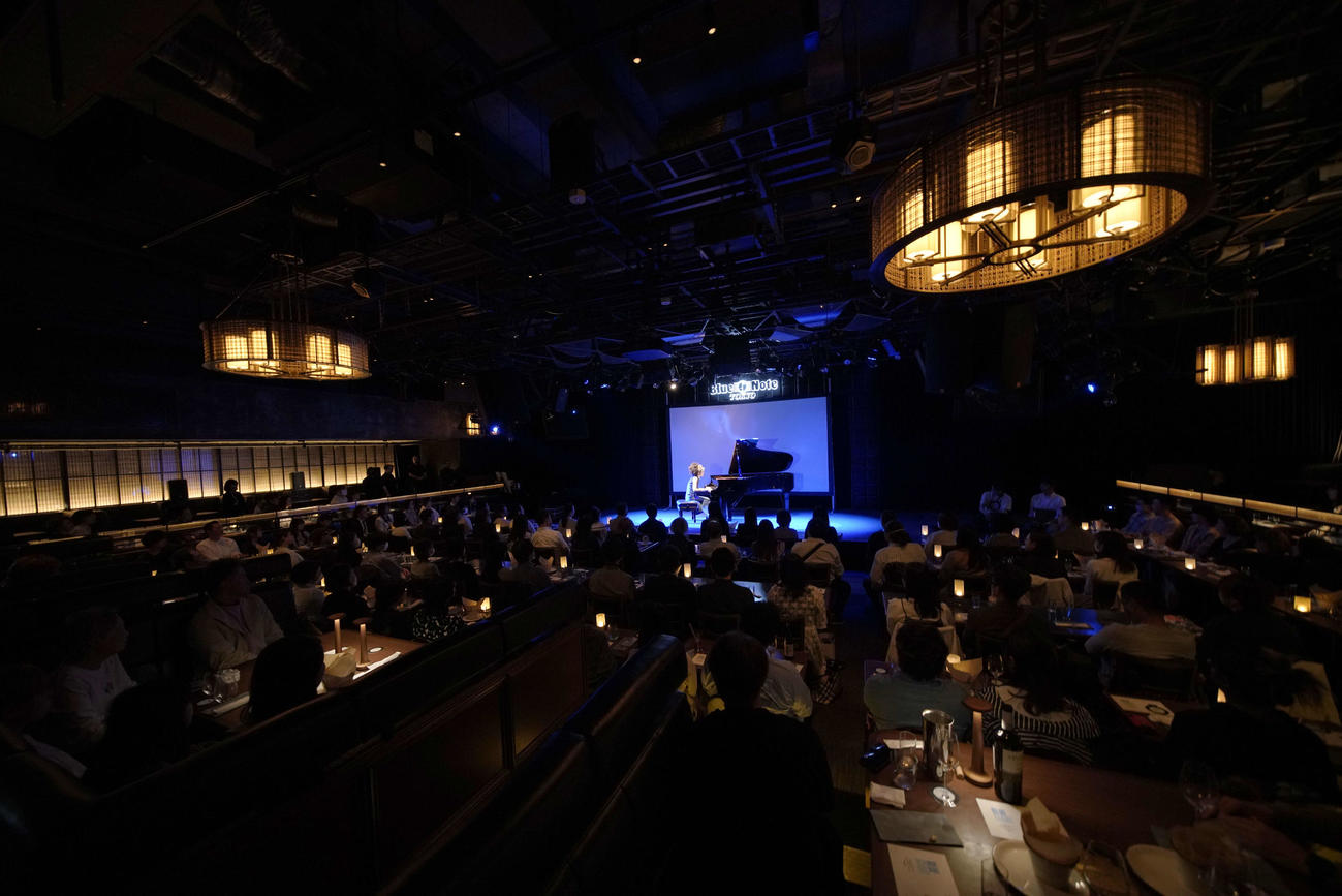 「BLUE GIANT」ティーチインイベントで上原ひろみ氏がサプライズ演奏を披露する様子