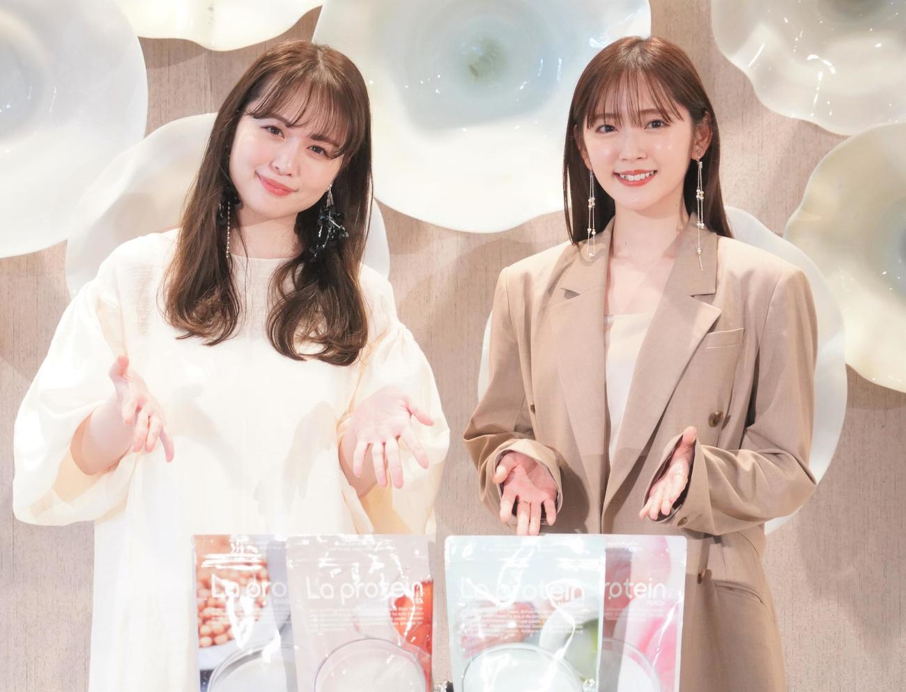 ゆうこすこと菅本裕子（左）のプロデュースプロテインとザストリングス表参道のコラボメニュー発表会に出席した鈴木愛理（2023年1月撮影）