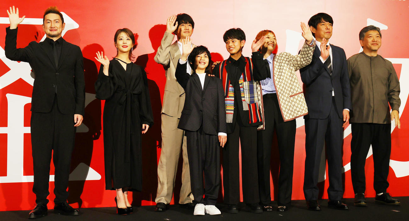 映画「怪物」完成披露試写会で舞台あいさつを行った左から中村獅童、高畑充希、永山瑛太、柊木陽太、黒川想矢、安藤サクラ、脚本の坂元裕二氏、是枝裕和監督（撮影・野上伸悟）