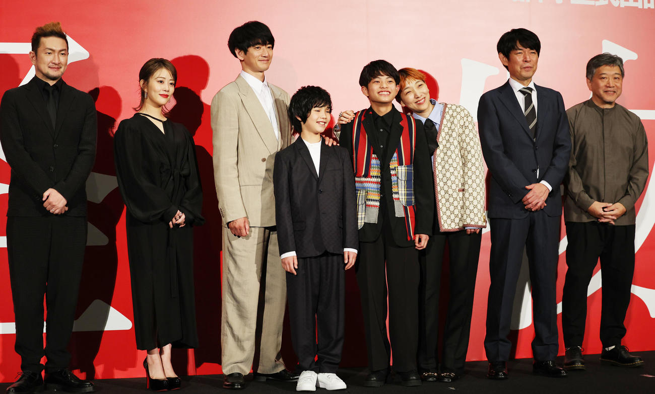 映画「怪物」完成披露試写会で舞台あいさつを行った左から中村獅童、高畑充希、永山瑛太、柊木陽太、黒川想矢、安藤サクラ、脚本の坂元裕二氏、是枝裕和監督（撮影・野上伸悟）