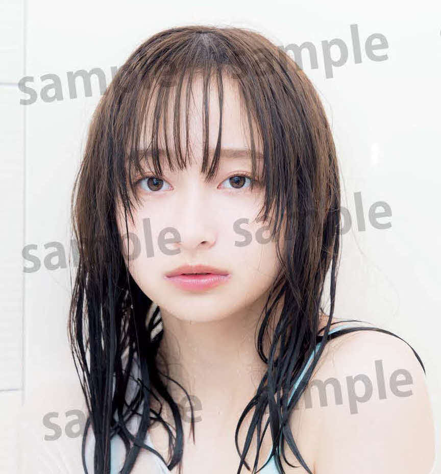 初写真集「知らないことだらけ」に封入される日向坂46影山優佳のクイズ（ポスト）カード写真の1種類（新津保建秀氏撮影・扶桑社刊）