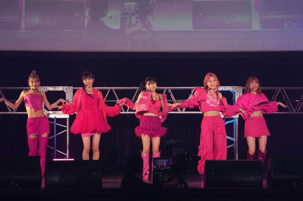 デビューショーケースを行った、MOONCHILD。（左から）RUAN、ANRI、UWA、MIRANO、HANA
