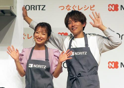 「NORITZ For2030」新商品発表会に夫婦で登場した辻希美（左）、杉浦太陽（右）