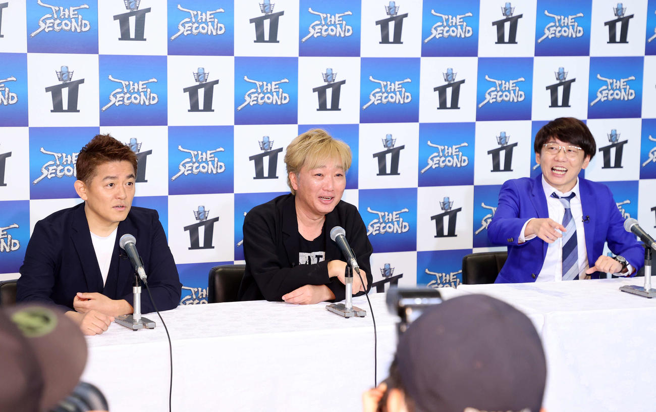 会見に臨む、左からスピードワゴンの井戸田潤と小沢一敬、三四郎の小宮浩信（撮影・鈴木正人）