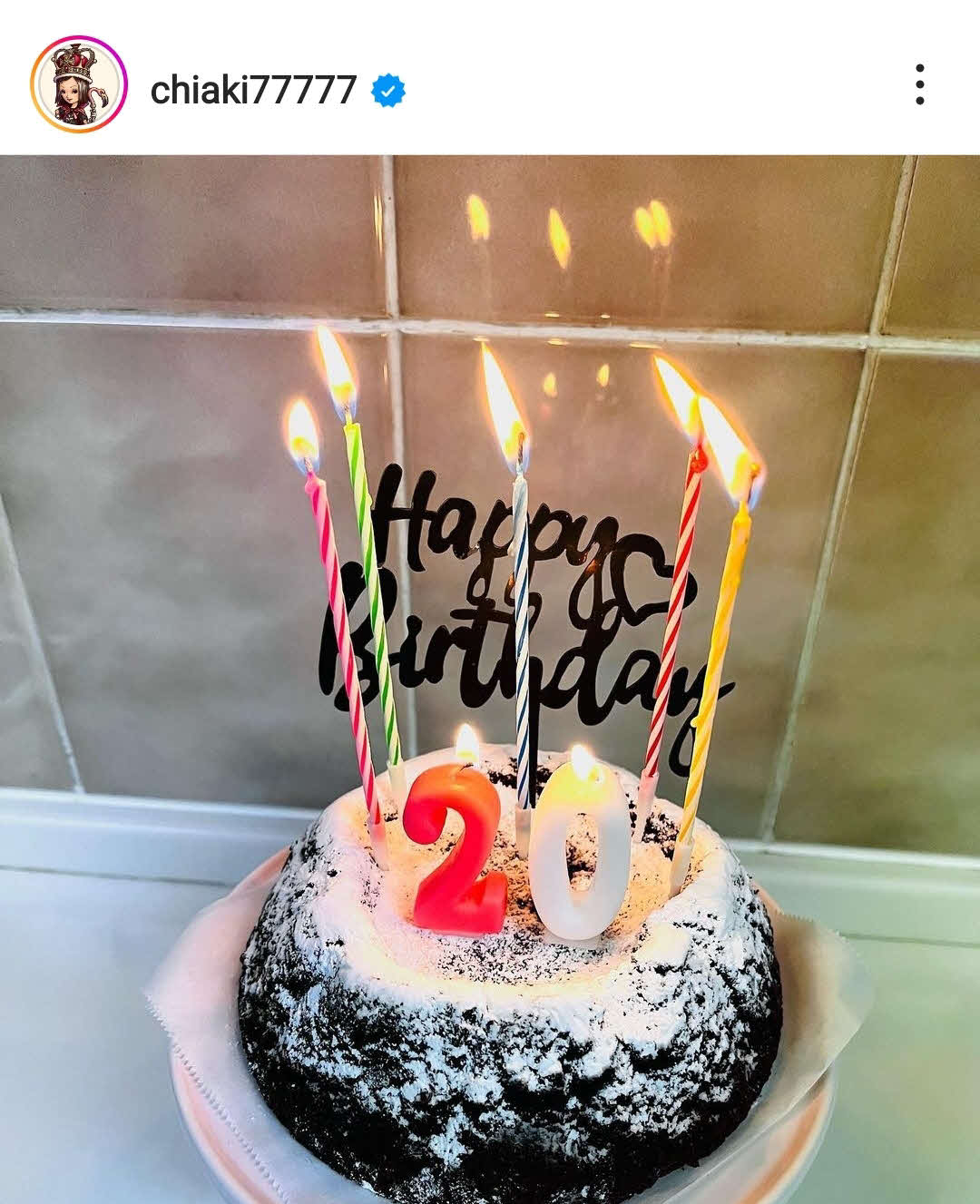 娘の20歳誕生日を祝うケーキをアップ（千秋のインスタグラムから）