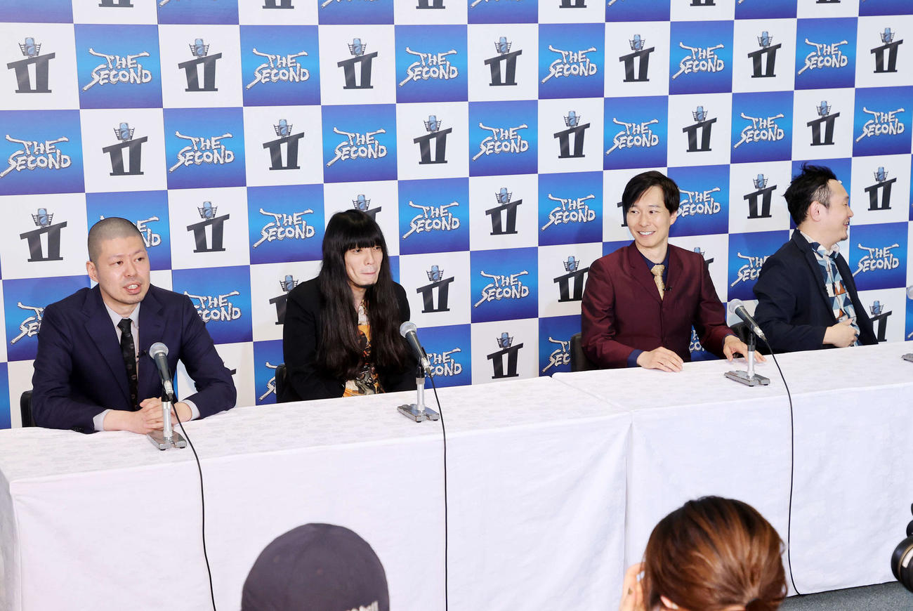 会見に臨む、左から金属バットの小林圭輔と友保隼平、マシンガンズの滝沢秀一と西堀亮（撮影・鈴木正人）