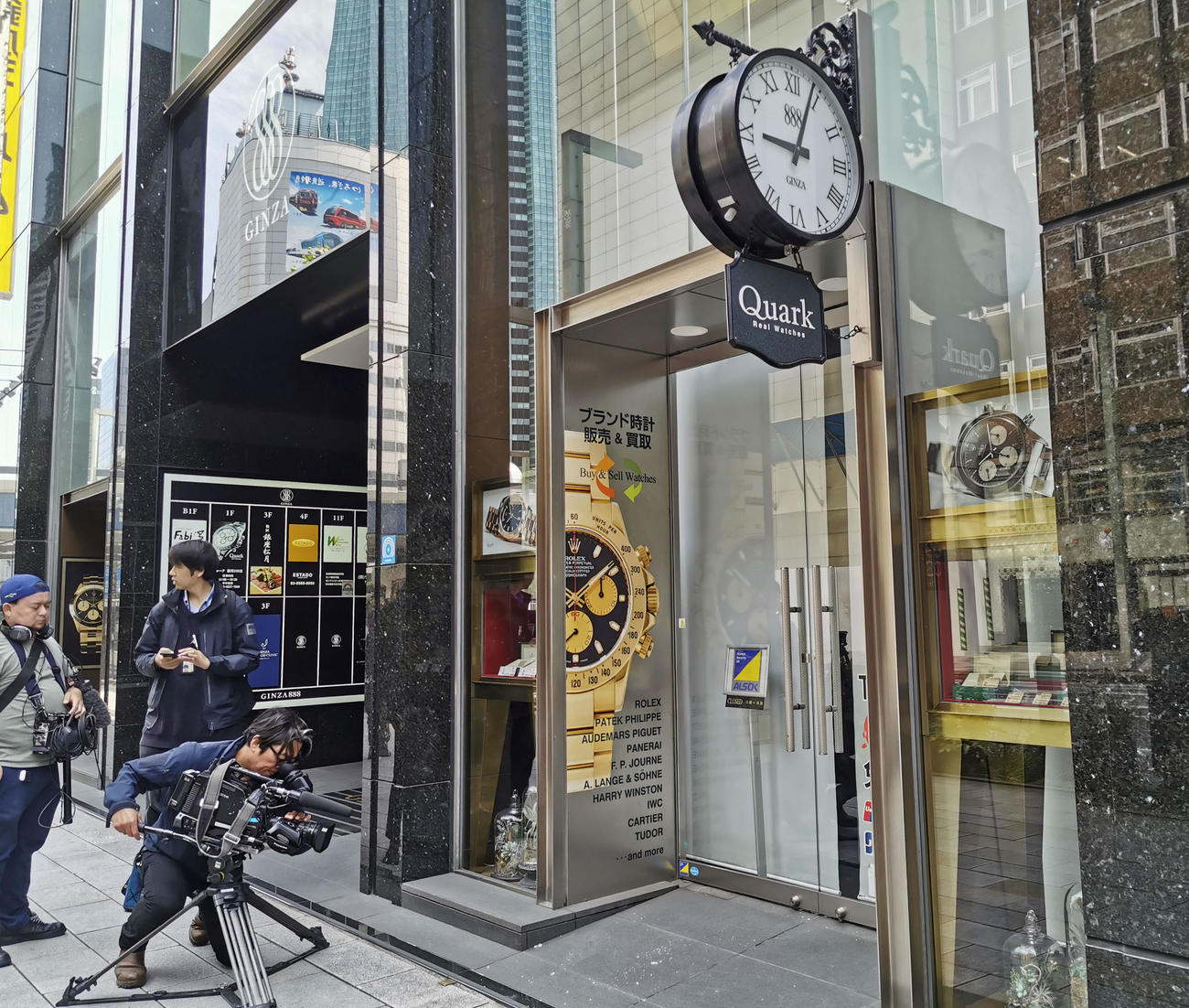 強盗事件があった東京・銀座の高級腕時計ロレックス専門店「クォーク銀座888店」（共同）