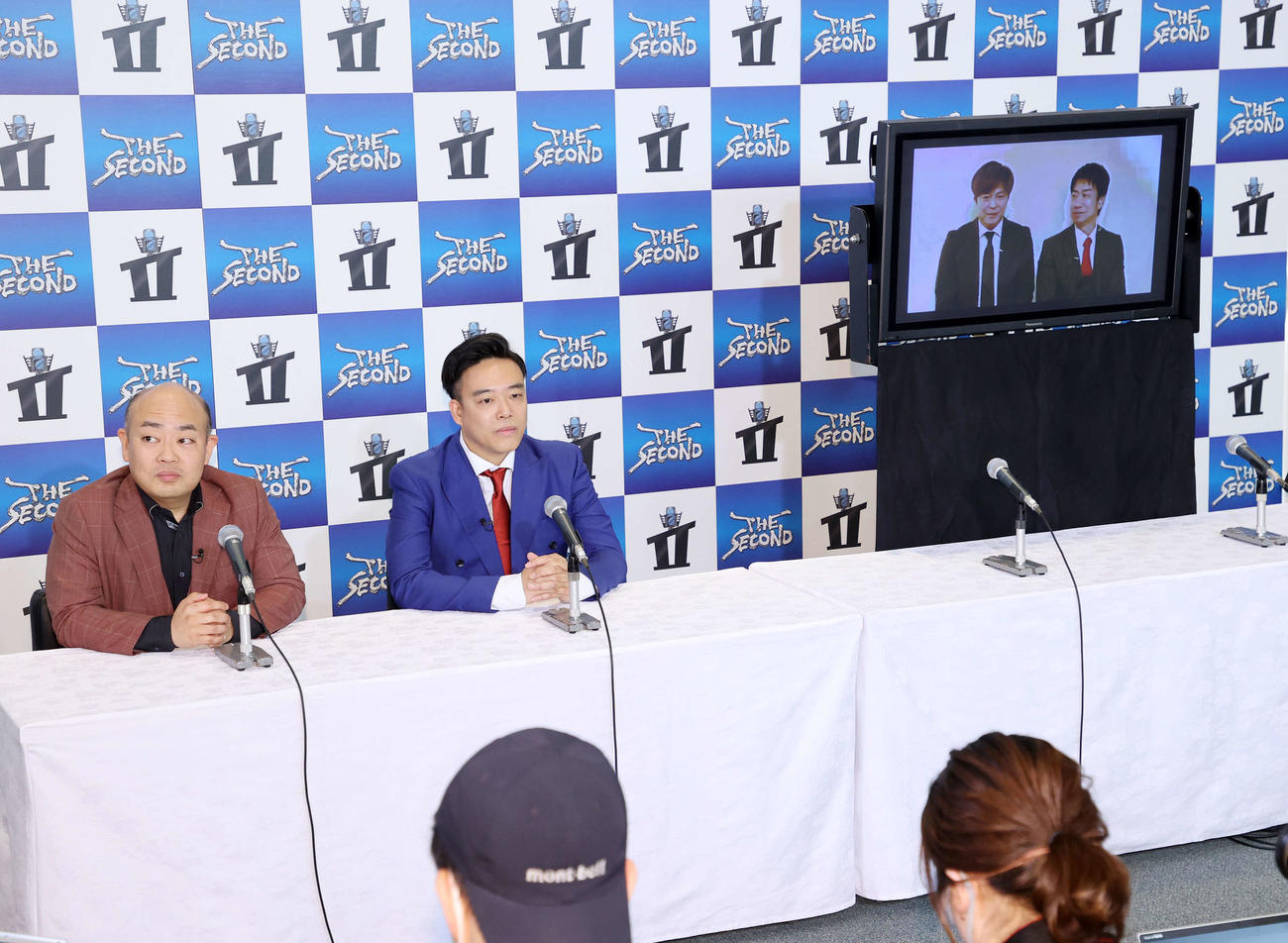 会見に臨む、左からギャロップの林健と毛利大亮、テンダラーの白川悟実と浜本広晃（撮影・鈴木正人）