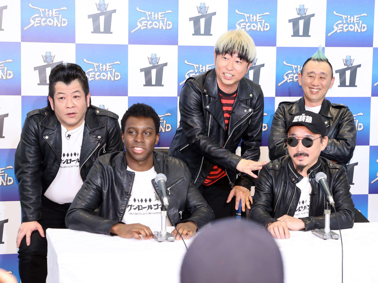 会見に臨む超新塾、前列左からアイクむわら、タイガー福田、後列左からブー藤原、イーグル溝神、サンキュー安富（撮影・鈴木正人）