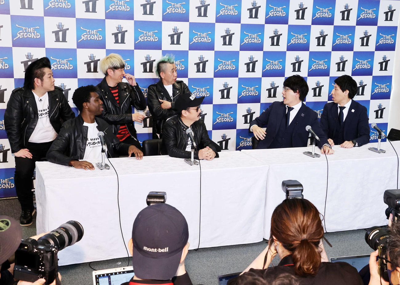 会見に臨む超新塾、左からブー藤原、アイクむわら、イーグル溝神、、サンキュー安富、タイガー福田、囲碁将棋の文田大介と根建太一（撮影・鈴木正人）