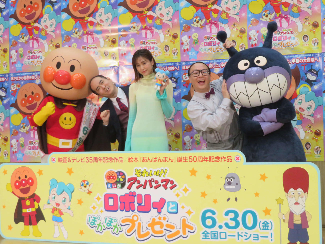 アニメ映画「それいけ！　アンパンマン　ロボリィとぽかぽかプレゼント」公開アフレコに参加した、トレンディエンジェル斎藤司、桐谷美玲、たかし（撮影・村上幸将）